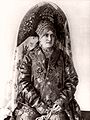 Женщина в двурогом кокошнике с фатой. Начало XX века.