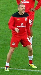 Un futbolista con un kit rojo.