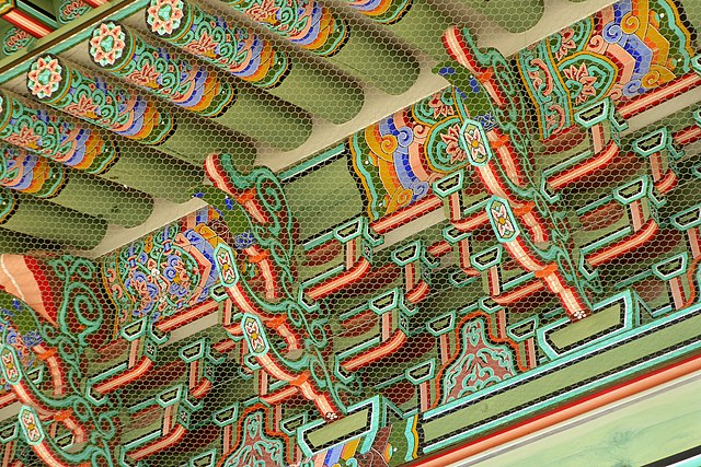 640px-Dancheong_Detail_on_the_Heungnyemun_Gate_at_Gyeongbokgung.jpg