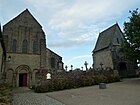 La façade ouest de l'abbatiale, à droite, le porche déplacé.