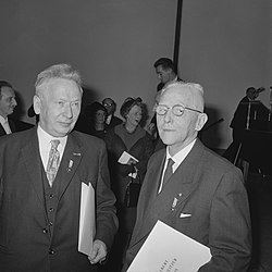 De Albert Schweitzerprijs, uitgereikt aan prof dr W Banning, rechts dr H, Bestanddeelnr 914-7054.jpg 