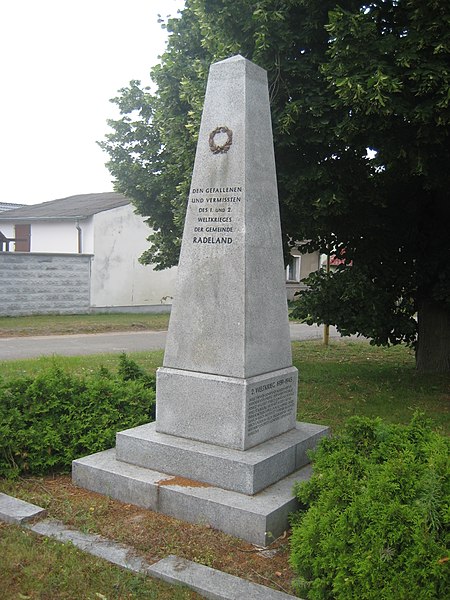 File:Denkmal 1. und 2.Weltkrieg - Radeland-1 - panoramio.jpg