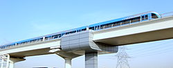 Kompozicija Dubajskog metroa prolazi vijadukt