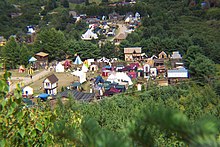 Eine kleine Stadt im mittelalterlichen Stil, umgeben von Wald