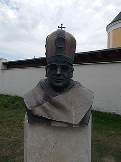 Dudás Miklós püspök mellszobra, 2017 Máriapócs.jpg