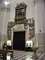 Contre-façade avec le monument à Daniele Antonini.