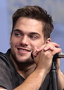 Dylan Sprayberry interprète Henry.