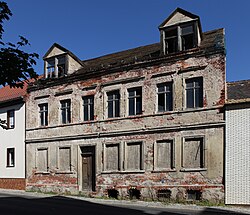 Die Bergstraße 23 bereits mit schweren Schäden und abgedecktem Dach (2012)