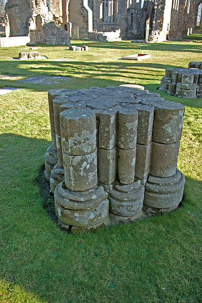 File:Elgin Cathedral nave piers.jpg