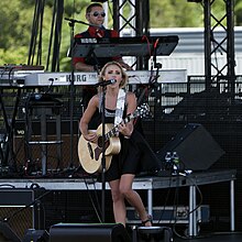 Emily Osment singt am 24. Juli 2010 auf dem New Jersey Festival of Ballooning.