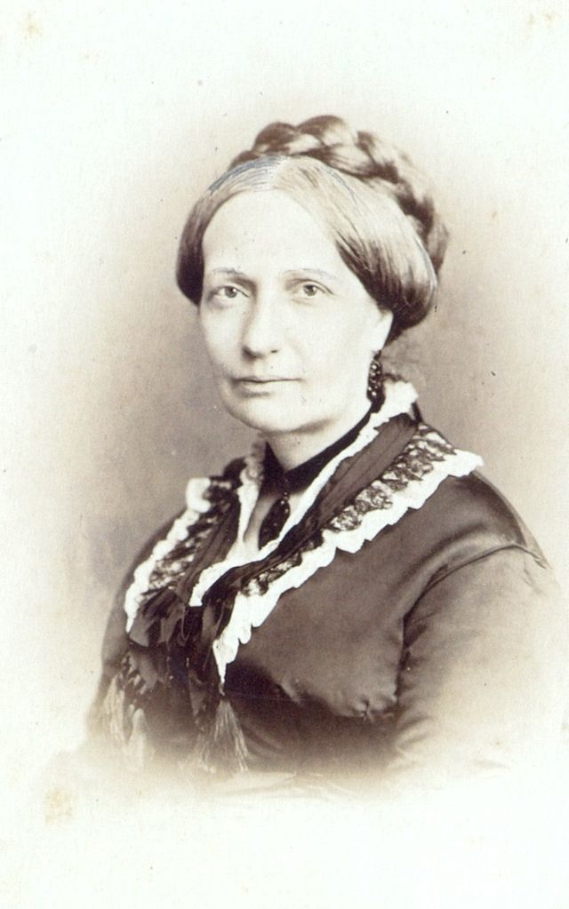 Portrait de l’impératrice Thérèse-Christine du Brésil vers 1876.