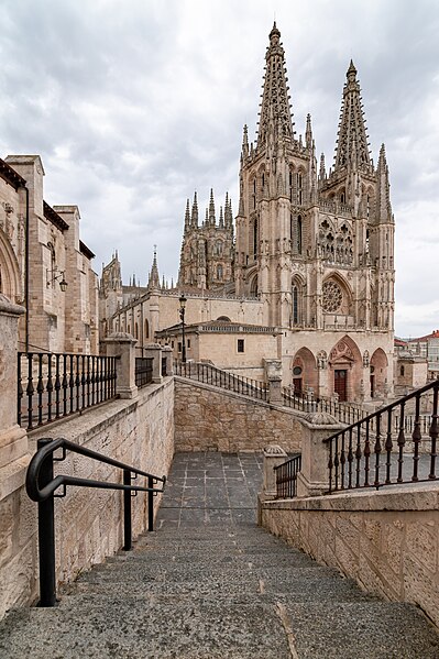 File:Escaleras a la Catedral -- 2023 -- Burgos, Castilla y León, España.jpg