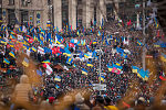 2013년 12월에 우크라이나 키이우에서 일어난 시위 현장에 등장한 우크라이나의 국기와 유럽기.