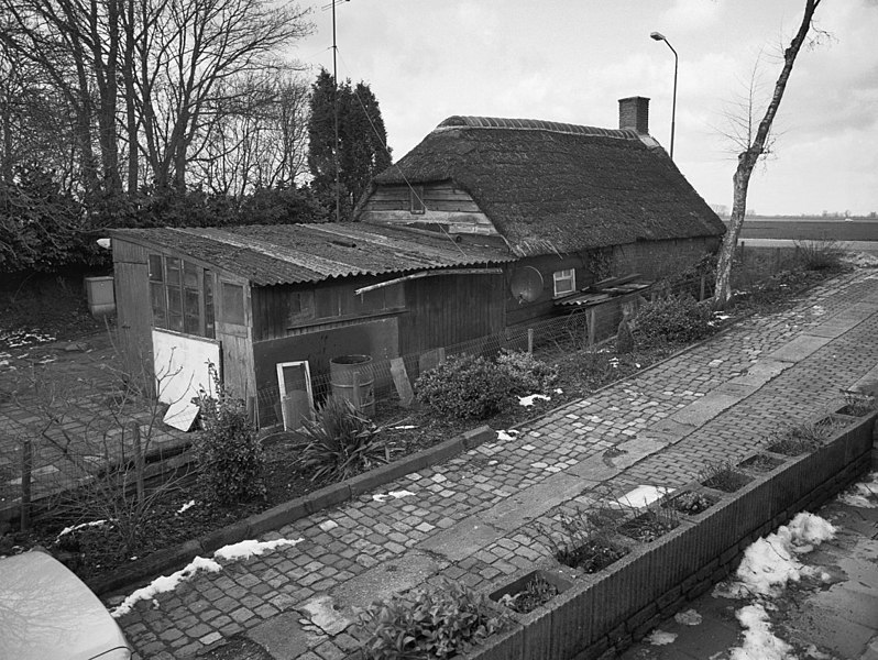 File:Exterieur overzicht dijkhuisje vanaf achterzijde met houten uitbouw (schuur) - Capelle - 20001723 - RCE.jpg