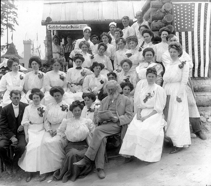 File:Ezra Meeker posing with waiters in front of the Pioneers Restaurant, Alaska Yukon Pacific Exposition, Seattle, Washington, 1909 (AYP 231).jpeg