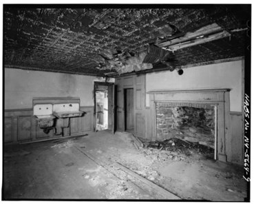 Front parlor with modern fixtures FIRST FLOOR, PARLOR ON RIGHT - John Haskell House, Windsor Highway (Route 32), New Windsor, Orange County, NY HABS NY,36-NEWI,1-9.tif