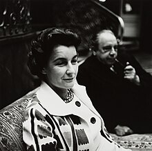 Jacquetta Hawkes und John B. Priestley 1960 auf einem Sofa im Münchner Hotel Vier Jahreszeiten sitzend