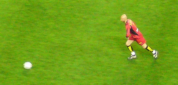 Barthez playing for Nantes against St. Etienne in 2006.