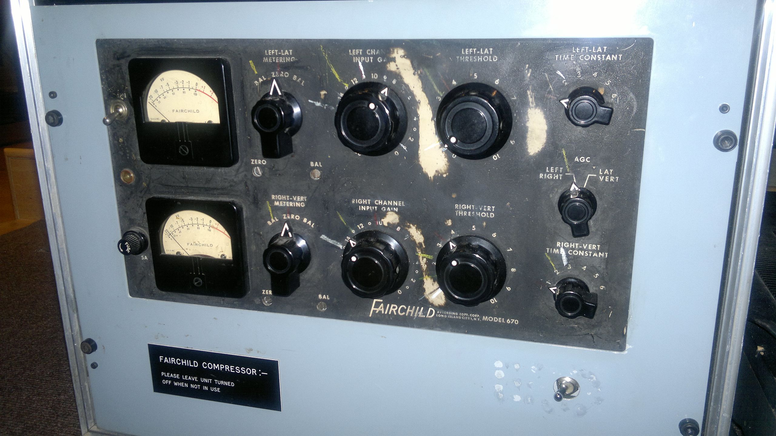 2560px-Fairchild_Model_670_Compressor.jpg