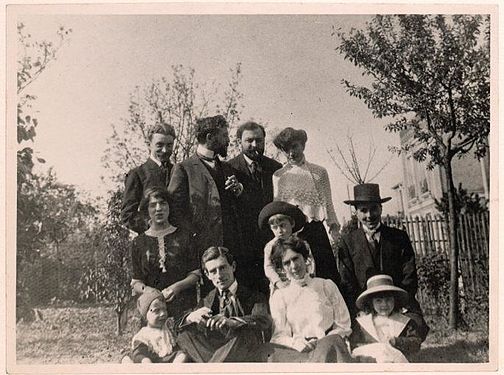 Photo extérieure en noir et blanc d’un groupe de 11 personnes sur 3 rangs, le premier rang étant assis.