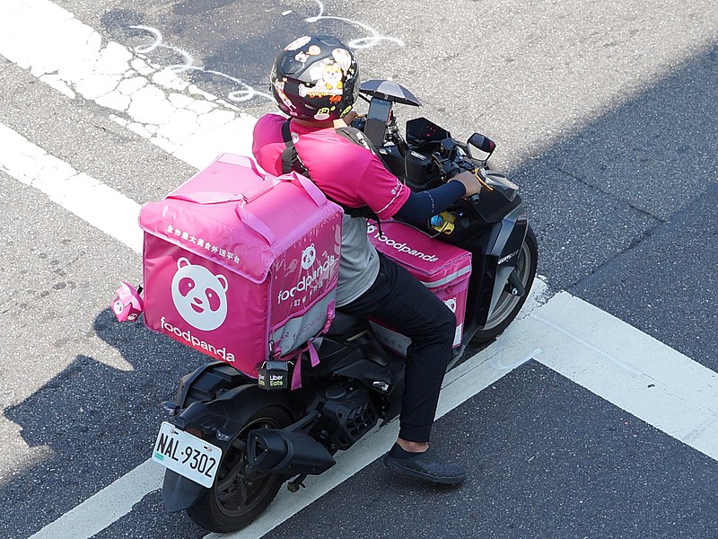 File:Foodpanda NAL-9302 on Zhongzheng Road, Keelung 20200919.jpg