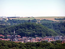 La butte du Schlossberg, dominant la ville de Forbach ; à l'arrière : le plateau de Gaubiving.