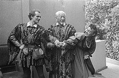 Szenenbild aus dem Stück Der Widerspenstigen Zähmung von William Shakespeare auf der Naturbühne Schöneberg im Stadtpark, 1945