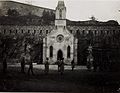 La capilla y sus dos estatuas