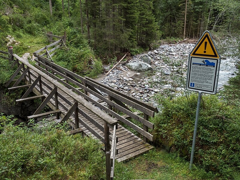 File:Funtanislas Brücke (2001) über die Albula, Bergün Bravuogn GR 20190817-jag9889.jpg