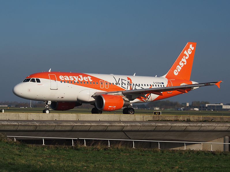 File:G-EZDW - Airbus A319-111 - EasyJet at Schiphol taxiing towards 36L pic2.JPG