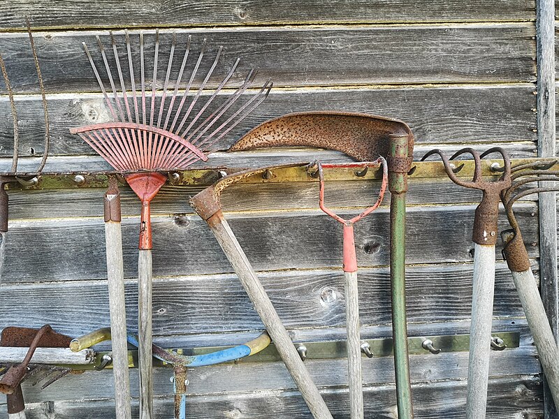 File:Garden tools rack (i).jpg