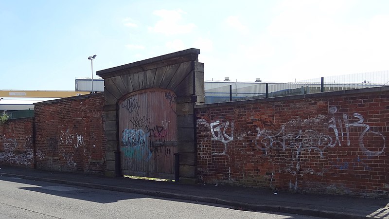 File:Gateway And Flanking Walls To Former Railway Foundry.jpg