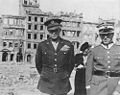 Zleva: Generál Dwight D. Eisenhower a Marian Spychalski ve Varšavě (1945)