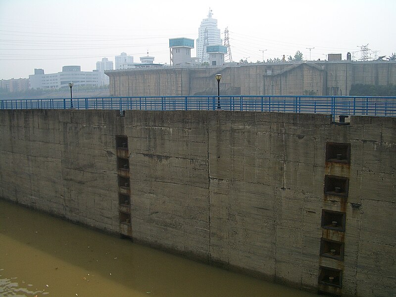 File:Gezhouba-lock-wall-4813.jpg