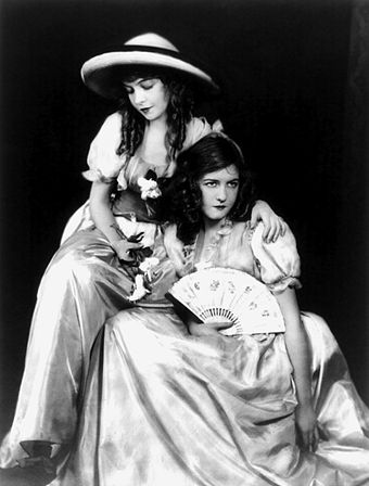 Lillian e Dorothy Gish, nel film Le due orfanelle, 1921