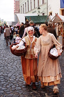 Barevná fotografie dvou žen ve středověkých kostýmech