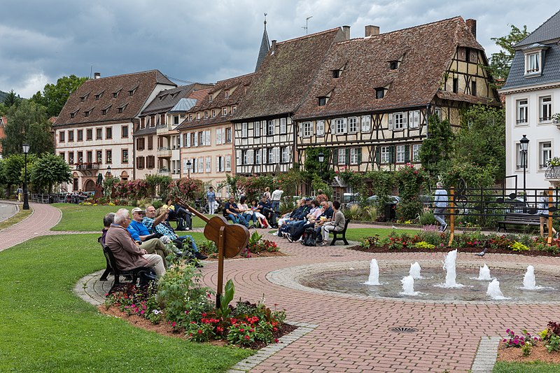 File:Grünanlage und Häuser am Quay Anselmann.jpg