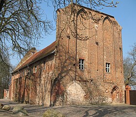 Aile est du monastère avec un vestige du mur de l'église et un portail.