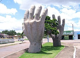 Het monument Monumento em Defesa da Natureza aan de hoofdstraat Av. Beira Rio in Gurupi