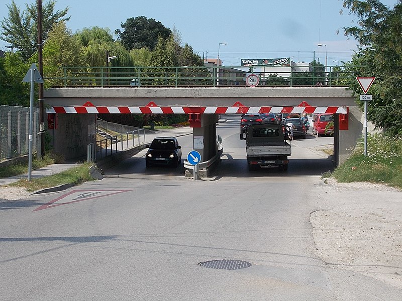 File:HÉV bridge over Csépi út and high vehicle barrier, 2019 Szigetszentmiklós.jpg