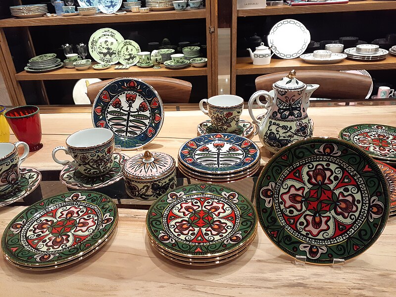 File:HK 金鐘 Admiralty 太古廣場 Pacific Place mall shop 連卡佛 Lane Crawford July 2021 SS2 11 ceramic tableware plates.jpg