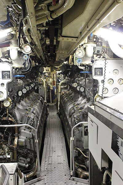 Archivo:HMAS Onslow engine room.jpg