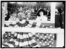Zdjęcie (od lewej) Helen Woodrow Bones, Cary T. Grayson i Eleanor Wilson, później Eleanor Wilson McAdoo.