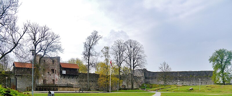 File:Haapsalu Ordensburg Haapsalu Hof 06.JPG