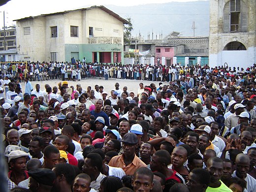 Haïtianen wachten om hun stem uit te kunnen brengen tijdens de verkiezingen in 2006