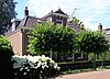 Woonhuis met voortuin en hekwerk in Art Nouveau stijl