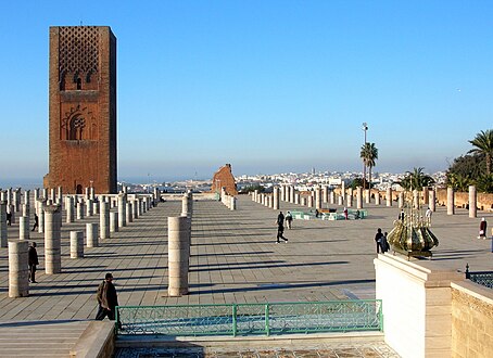 Tour Hassan, vue vers le nord-ouest depuis un point entre le mausolée Mohammed V (à droite et derrière) et la mosquée Al-Hassan (à gauche et derrière).