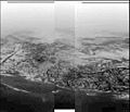 Foto vun der Titanuewerfläch wärend der Landung vum Huygens. Et erkennt een Hiwwelen an topographesch Objeten, déi enger Küsteregioun mat Offlëssgrief gläichen, 2005.