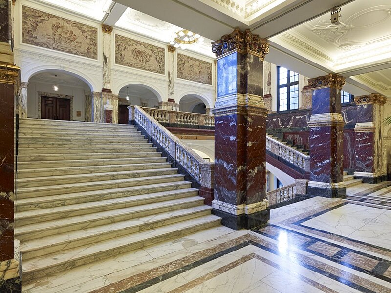 File:Interieur, overzicht trappenhuis richting voorhal aula - Amsterdam - 20533848 - RCE.jpg