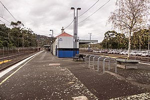 Island platform at Upper Ferntree Gully Station, Melbourne.jpg